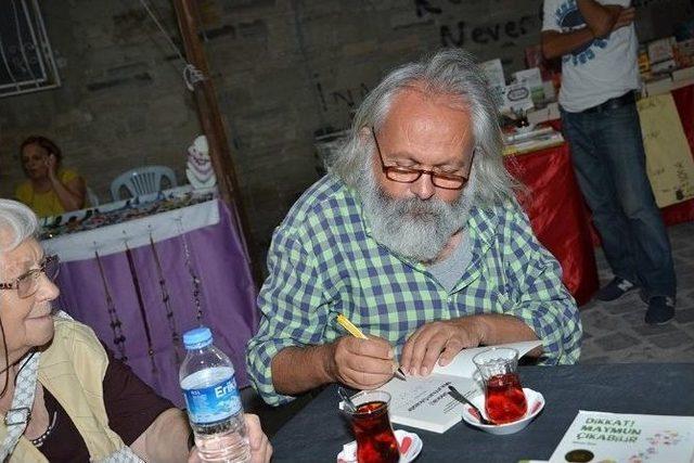 Ahmet Önel, Foça Sanat Sokağı’nda İmzaladı