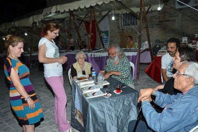 Ahmet Önel, Foça Sanat Sokağı’nda İmzaladı