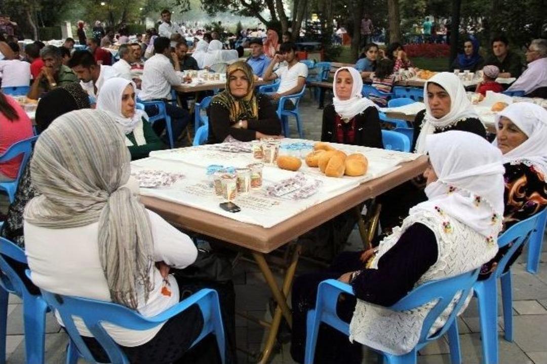 Van B&uuml;y&uuml;kşehir Belediyesi Pkk&rsquo;lı Ve Hpg&rsquo;lilerin Ailelerine İftar Yemeği Verdi