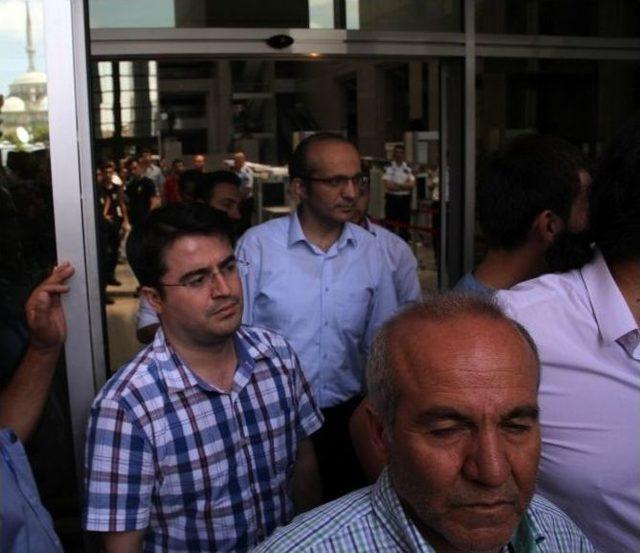 Tahliye Olan Polisler Alkışlarla Karşılandı 2