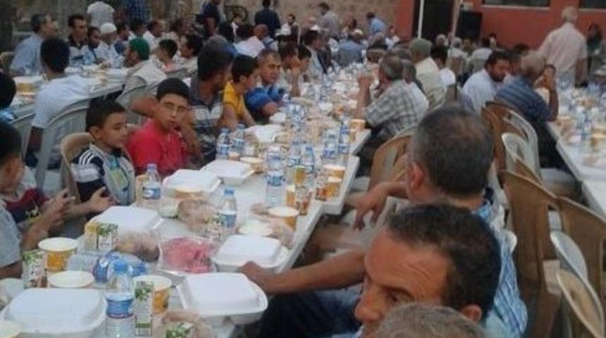 Abd&uuml;sselam Camii Kursiyelerinden Mahalleliye İftar