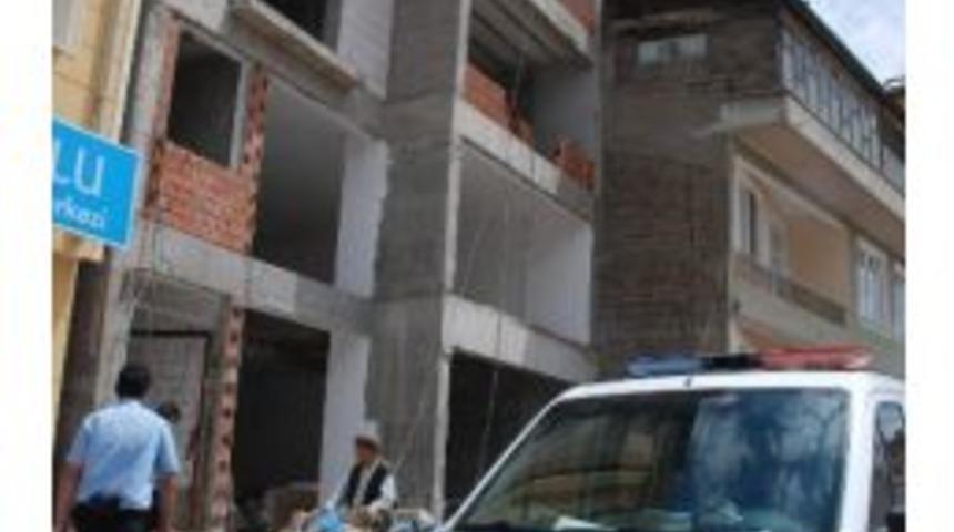 Asans&ouml;r Boşluğuna D&uuml;şen İş&ccedil;i Ağır Yaralandı