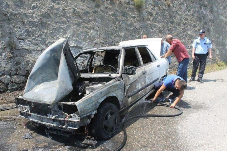 Borçka'da Otomobil Yangını