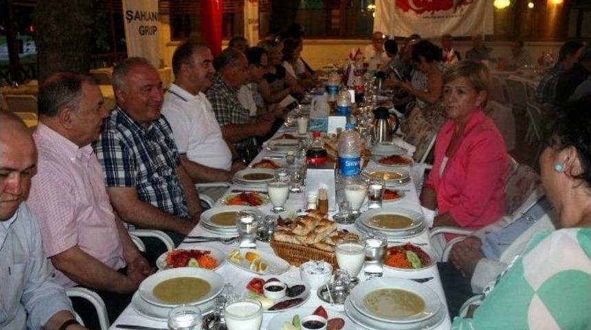 1980'li Yıllarda Kurulan Şahlanış Grubu Derneği &Uuml;yeleri İftarda Buluştu