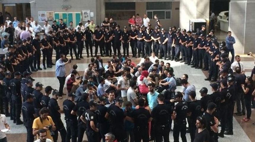 G&ouml;zaltındaki Polisler Adliyeden &Ccedil;ıkmak İstedi