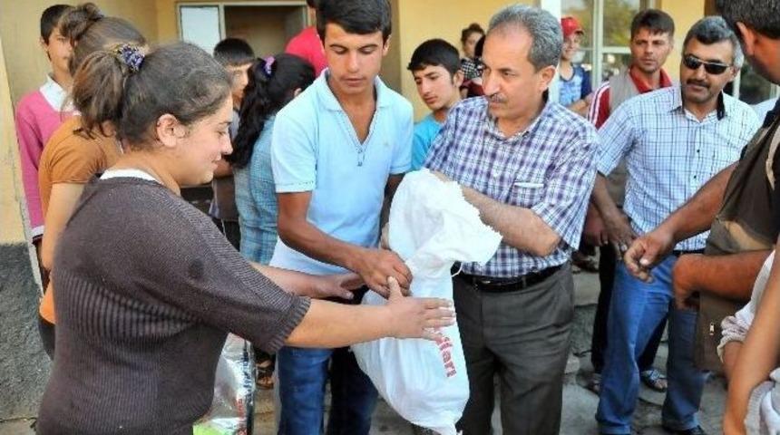 Akşehir Belediyesi Mevsimlik Tarım İş&ccedil;ilerine Erzak Yardımı Yaptı