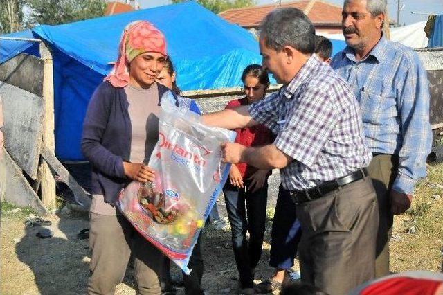 Akşehir Belediyesi Mevsimlik Tarım İşçilerine Erzak Yardımı Yaptı