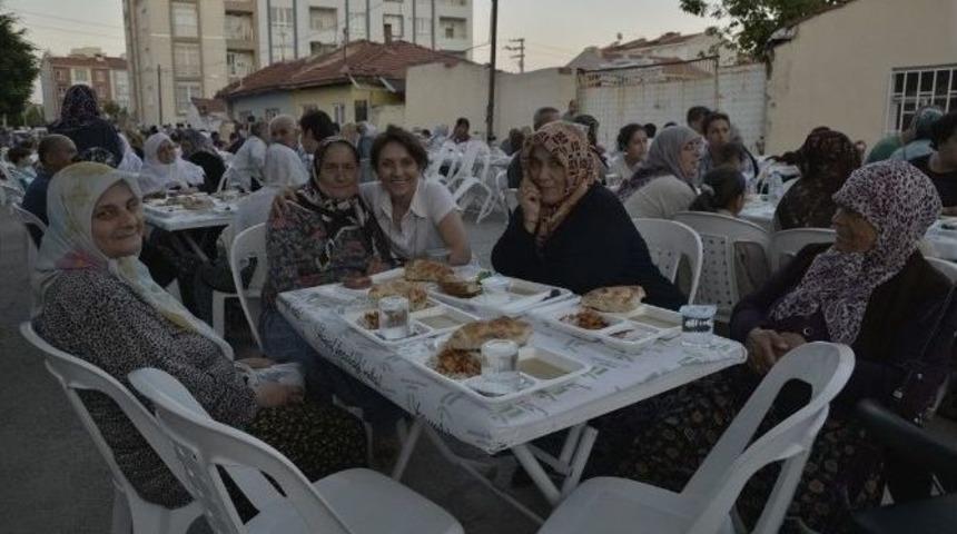 Tepebaşı Belediyesi 3 Mahalleyi İftar Yemeğinde Buluşturdu