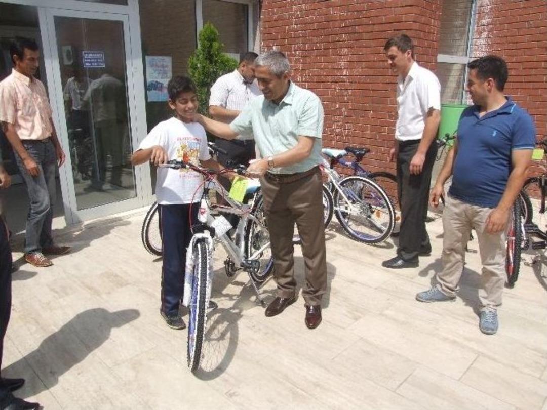 Şark&ouml;y Kaymakamından Başarılı Yoksul &Ouml;ğrencilere Bayram Hediyesi Bisiklet