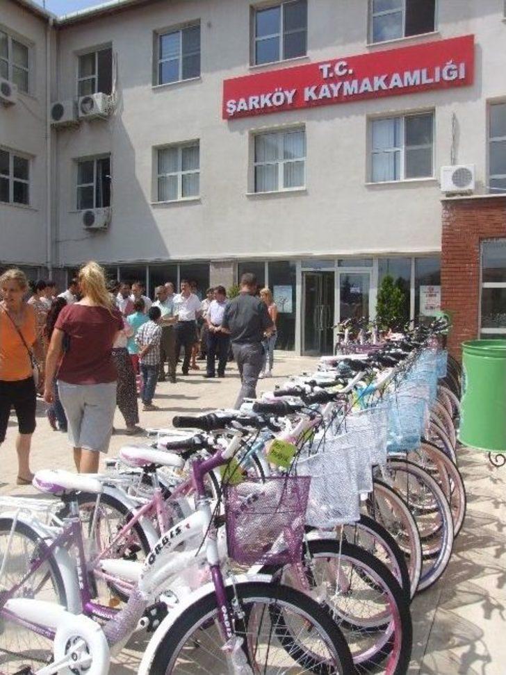 Şarköy Kaymakamından Başarılı Yoksul Öğrencilere Bayram Hediyesi Bisiklet G2