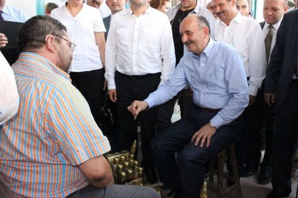 Sağlık Bakanı M&uuml;ezzinoğlu, Ayakkabılarını Boyattı