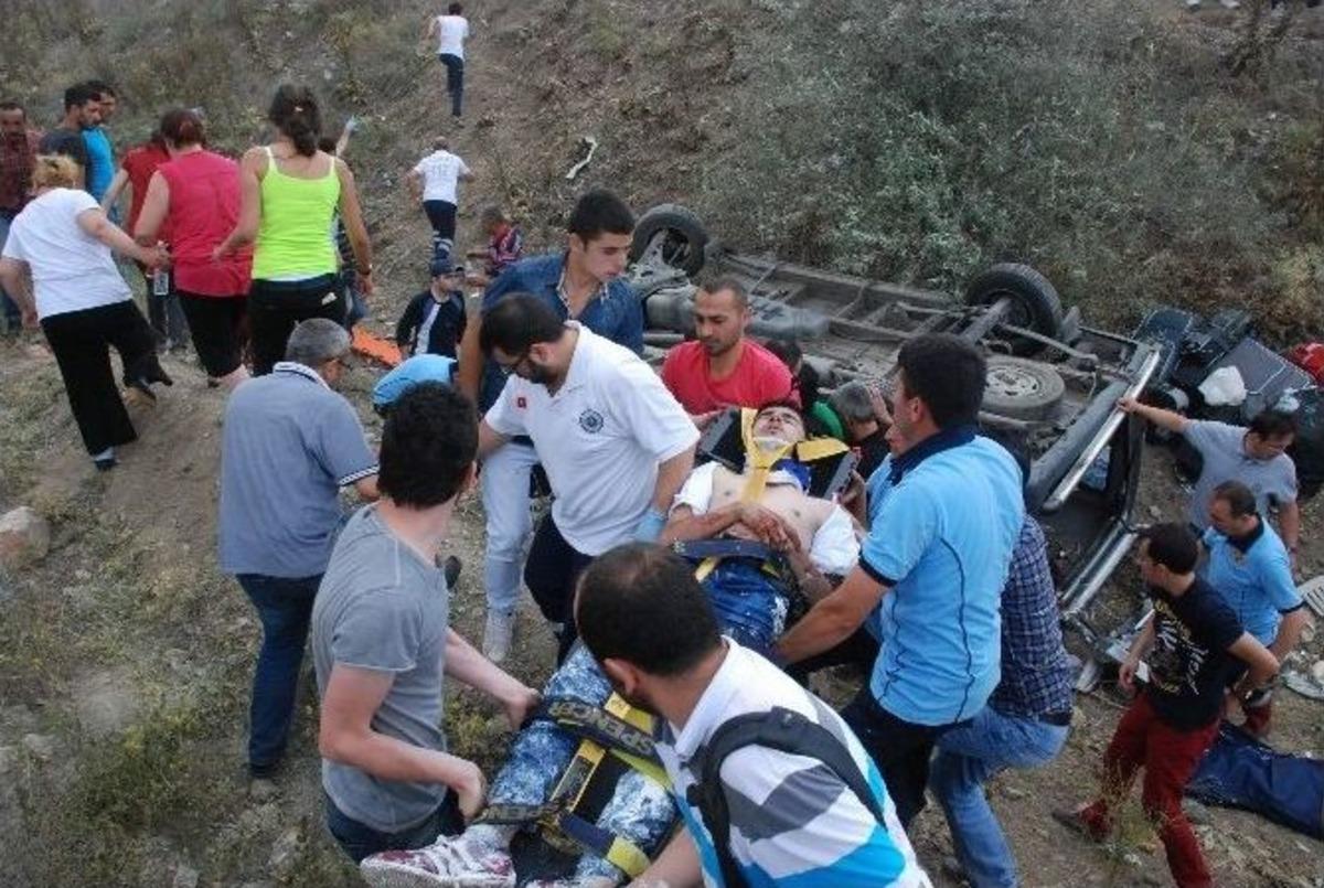 Bayram Tatili Yolunda Kaza: 2 &Ouml;l&uuml;, 11 Yaralı