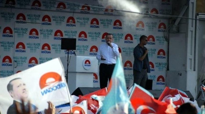 Mitingdeki Kalabalığa Sulu Serinletme