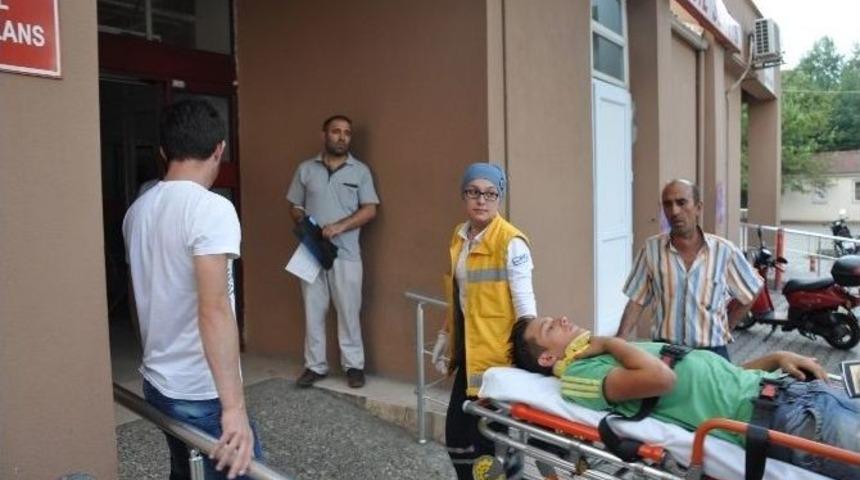 Sebze Meyve Halinde Bı&ccedil;aklı Kavga: 6 Yaralı
