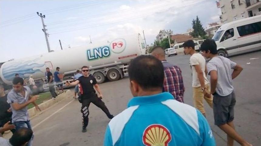 Polis, Mahalleliden Kendini Silah &Ccedil;ekerek Korudu