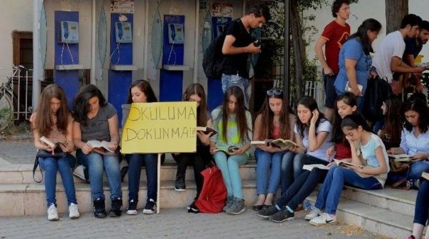 Kitap Okuyarak Protestolarını S&uuml;rd&uuml;rd&uuml;ler