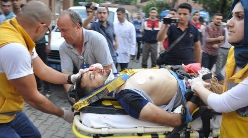 Motosiklet &Ccedil;&ouml;p Kamyonuna &Ccedil;arptı: 1&rsquo;i Ağır 2 Yaralı