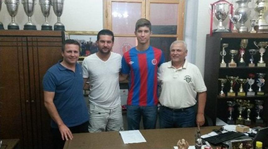 Mert &Ouml;zmen&rsquo;e &Uuml;&ccedil; Yıllık İmza