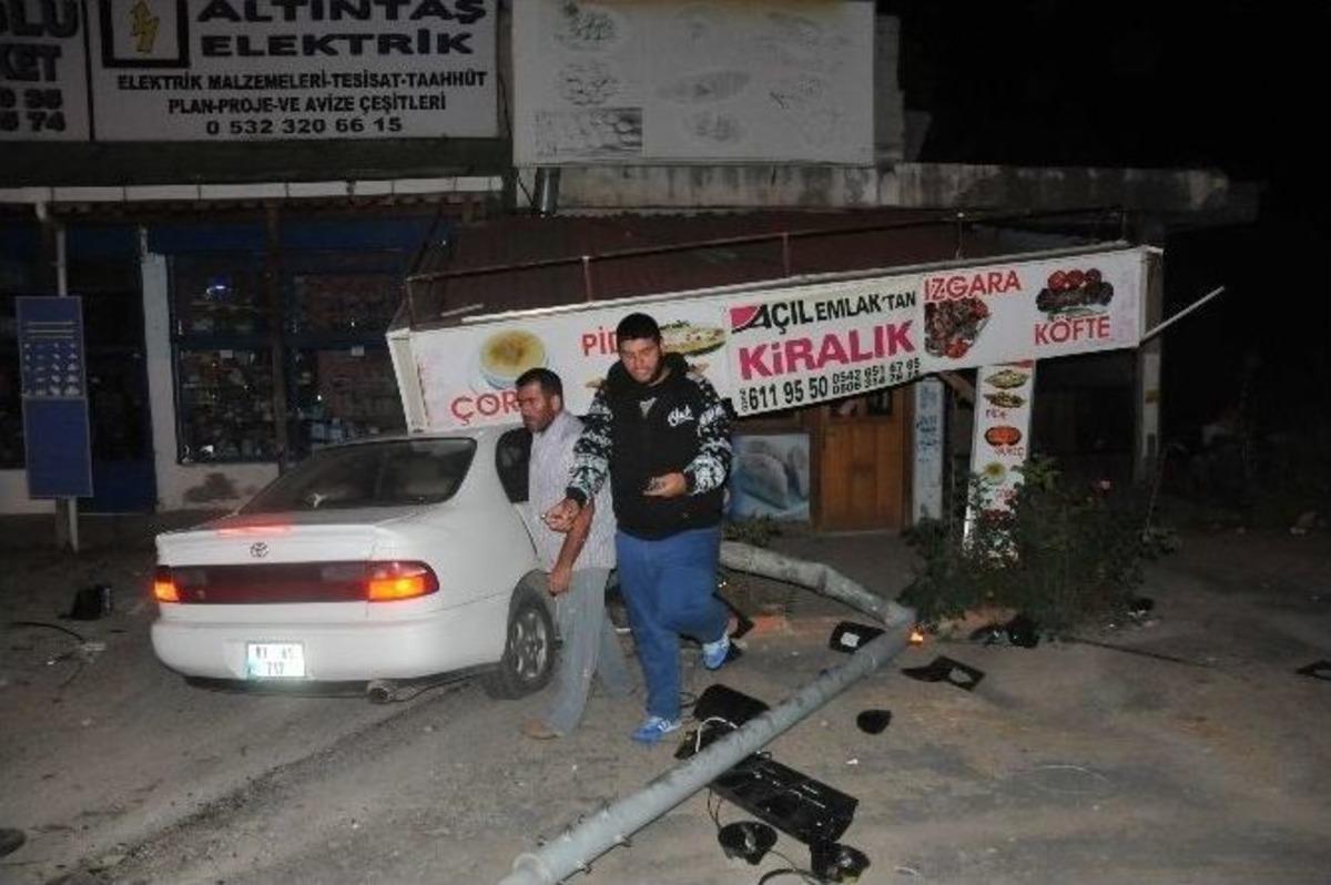 Kavşağı D&ouml;nemeyen Otomobil Kaldırıma &Ccedil;arpıp D&uuml;kkana Girdi