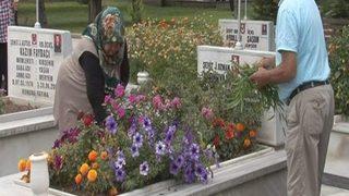 Şehitlikte Hüzünlü Bayramlaşma