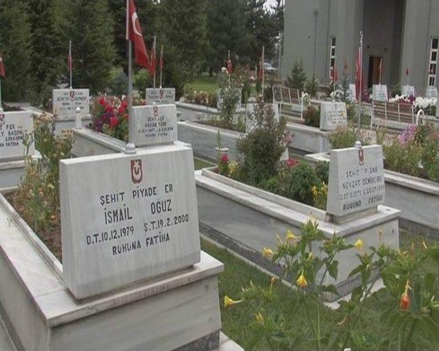 Şehitlikte Hüzünlü Bayramlaşma 1