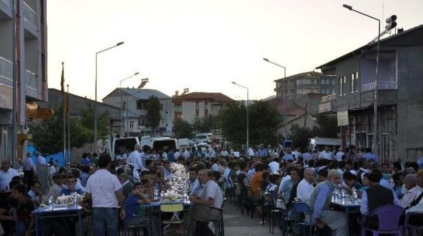 İşadamı &Ouml;mer Turan 2 Bin Kişiye İftar Verdi