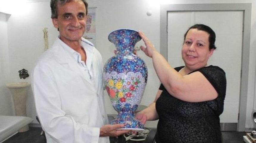 (&ouml;zel Haber) Kendisini Fıtık Eden Vazoyu, Doktoruna Hediye Etti