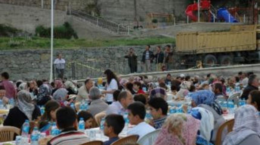 İftar programını şaşkınlıkla izlediler