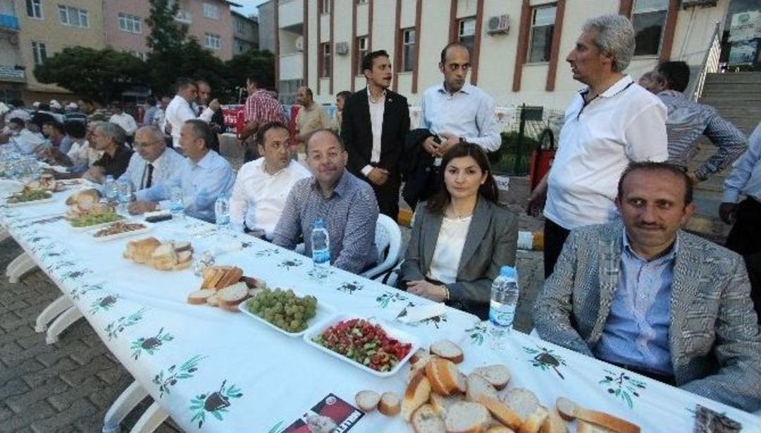 Sekmen, İspir'de Halka İftar Yemeği Verdi