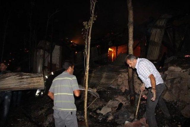 Yangın Bayramda 11 Çocuklu Aileyi Evsiz Bıraktı