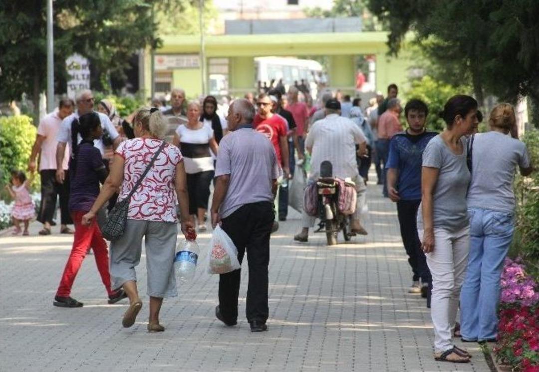 Arefe G&uuml;n&uuml; Vatandaş Mezarlıklara Akın Etti