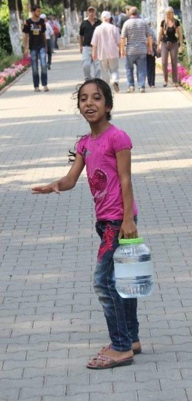 Fakir Çocukların Bayram Harçlığı Mezar İşlerinden 1