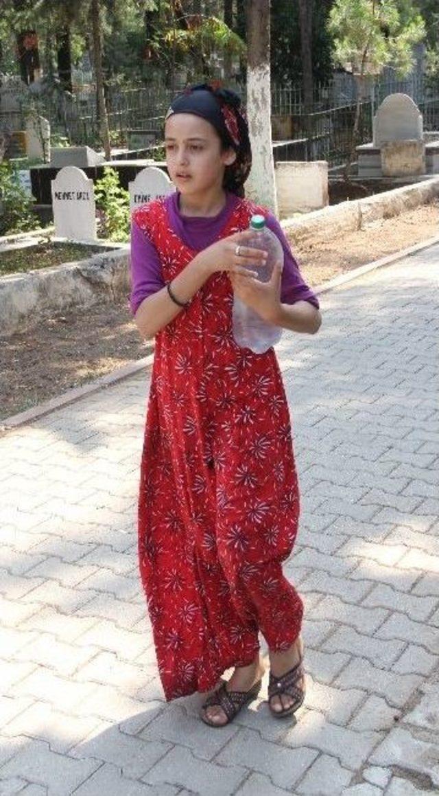 Fakir Çocukların Bayram Harçlığı Mezar İşlerinden 2