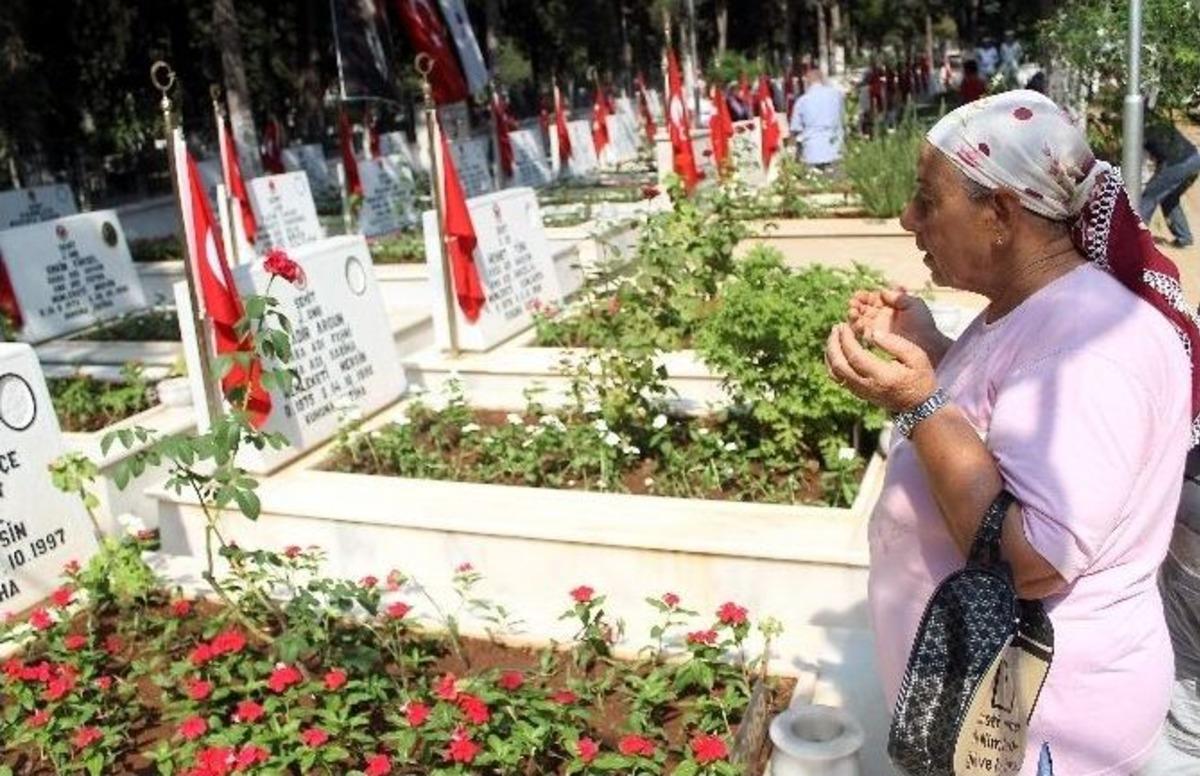 Mersin Şehitliğinde H&uuml;z&uuml;nl&uuml; Bayramlaşma