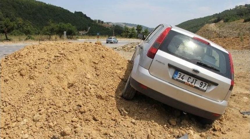 Otomobil Toprak Yığınına &Ccedil;arptı: 4 Yaralı
