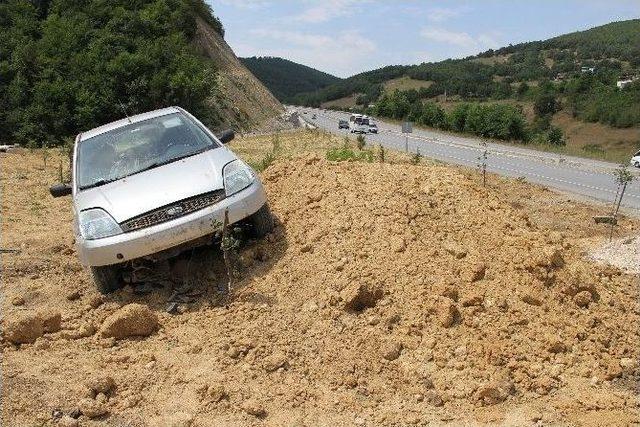 Otomobil Toprak Yığınına &Ccedil;arptı: 4 Yaralı 1