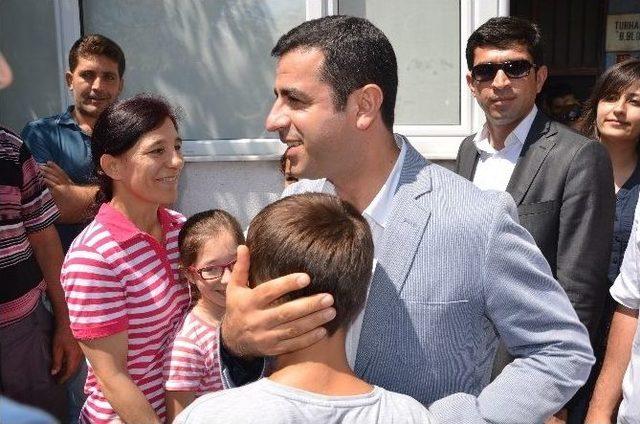 Cumhurbaşkanı Adayı Demirtaş'tan Soma'ya Bayram Ziyareti