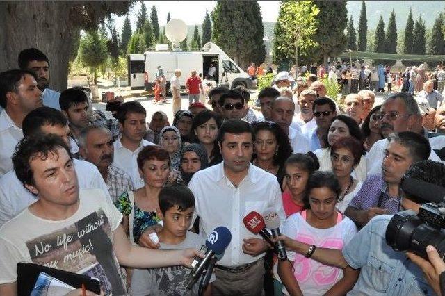 Cumhurbaşkanı Adayı Demirtaş Maden Şehitliğinde 3