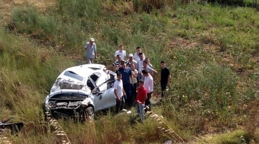 Bursa'da Lastiği Patlayan Otomobil Şarampole Yuvarlandı