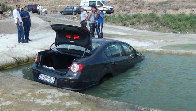 El Freni Çekilmeyen Otomobil Havuza Düştü