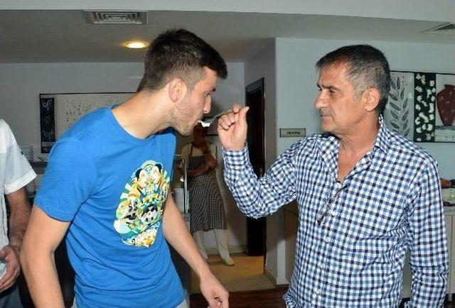 Genç Kaleci Okan Kocuk 19. Yaşını Takım Arkadaşları Ve Teknik Heyetle Kutladı 1