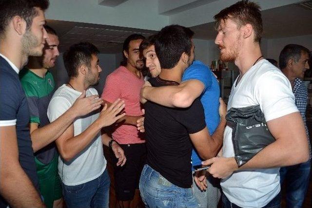 Genç Kaleci Okan Kocuk 19. Yaşını Takım Arkadaşları Ve Teknik Heyetle Kutladı 2