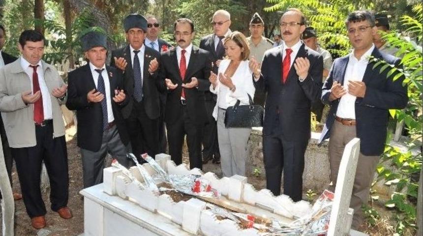 Uşak'ta Protokol Bayram &Ouml;n&uuml; Şehitliği Ziyaret Etti