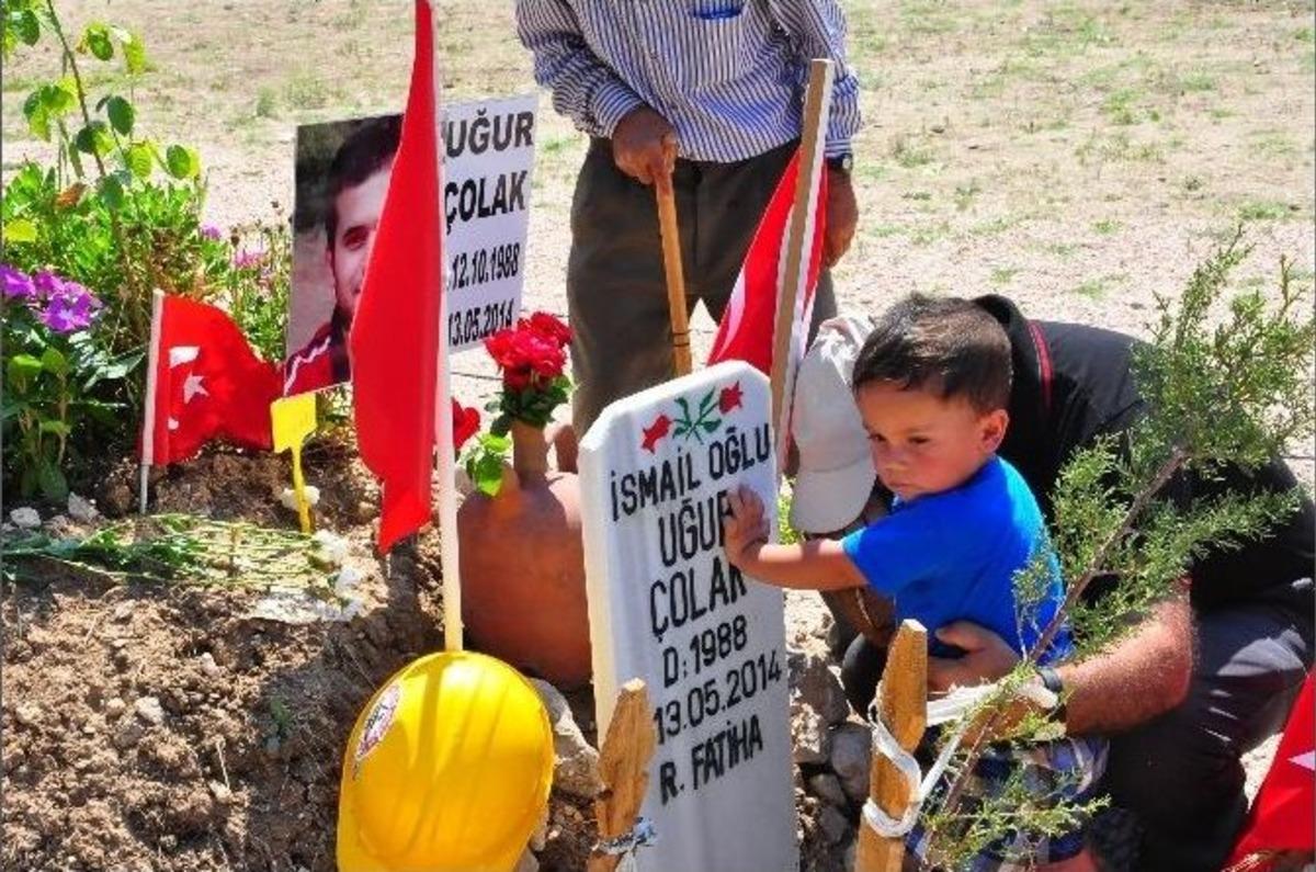 Torununun Mezarına Sarılıp Bayramlaştı