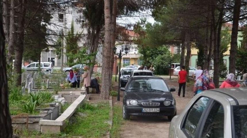 Bayram Arifesinde Kabir Ziyareti