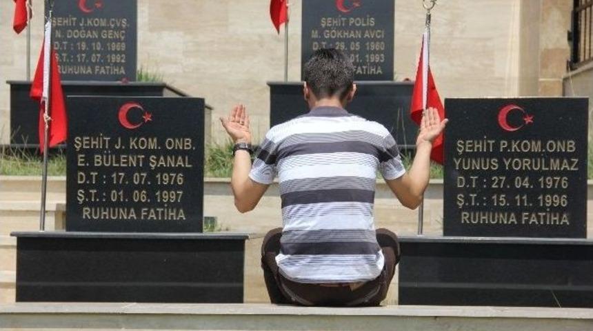 Şehitlikte H&uuml;z&uuml;nl&uuml; Bayram
