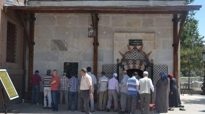 Arife G&uuml;n&uuml; Hacı Bayram-ı Veli T&uuml;rbesine Ziyaret&ccedil;i Akını