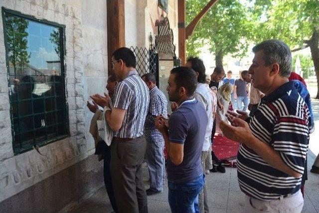 Arife Günü Hacı Bayram-ı Veli Türbesine Ziyaretçi Akını