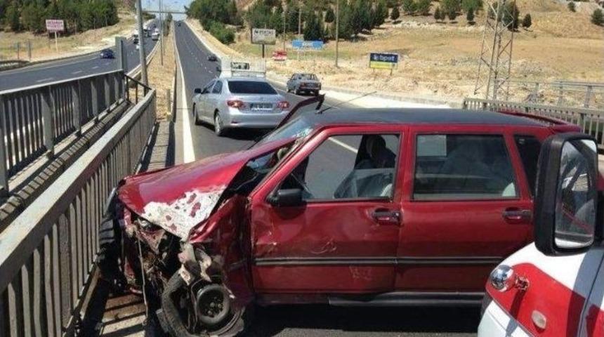 Otomobil K&ouml;pr&uuml; Bariyerlerine &Ccedil;arpıştı: 1 Yaralı