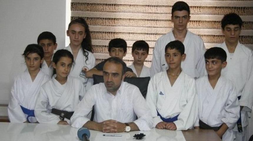 Ak Partili İ&ccedil;ten, Karate Şampiyonlarını Ağırladı